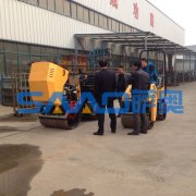 四川樂山市客戶前來實地考察2噸小型壓路機(jī)