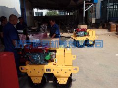 一批小型壓路機(jī)正在包裝，即將發(fā)出！